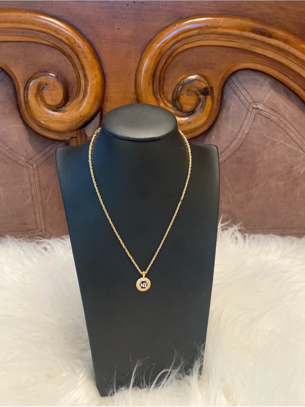 Nina Ricci Gold Initial 'NR’ Pendant Necklace
18 inches